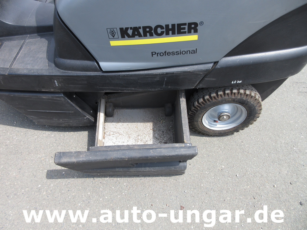 Мотометачна машина KÄRCHER KM 100/100 RBP Pack 1.280-112.0 elektrische Parkplatzkehrmaschine Hallenkehrmaschine Elektro: снимка 11