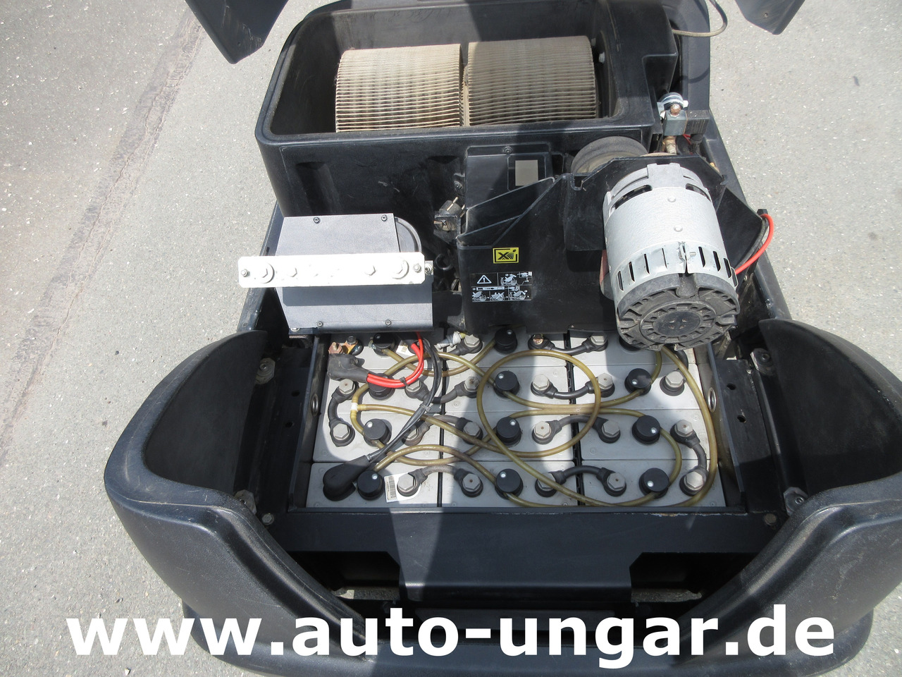 Мотометачна машина KÄRCHER KM 100/100 RBP Pack 1.280-112.0 elektrische Parkplatzkehrmaschine Hallenkehrmaschine Elektro: снимка 12