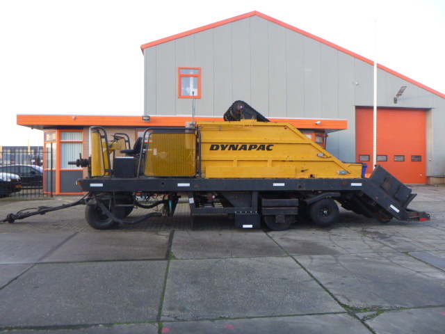 DYNAPAC HR21 Chip Spreader - Техника за слагане на асфалт: снимка 1 DYNAPAC HR21 Chip Spreader - Техника за слагане на асфалт: снимка 1