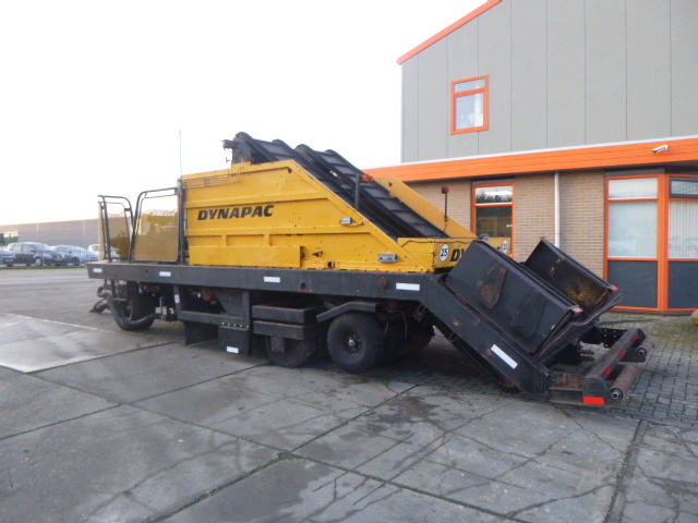 DYNAPAC HR21 Chip Spreader - Техника за слагане на асфалт: снимка 2 DYNAPAC HR21 Chip Spreader - Техника за слагане на асфалт: снимка 2