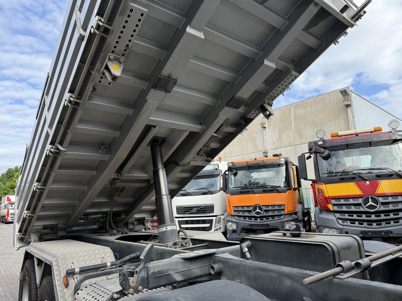 Iveco T-Way 510 / AT410T51 8X4 Meiller - Самосвал камион: снимка 3 Iveco T-Way 510 / AT410T51 8X4 Meiller - Самосвал камион: снимка 3