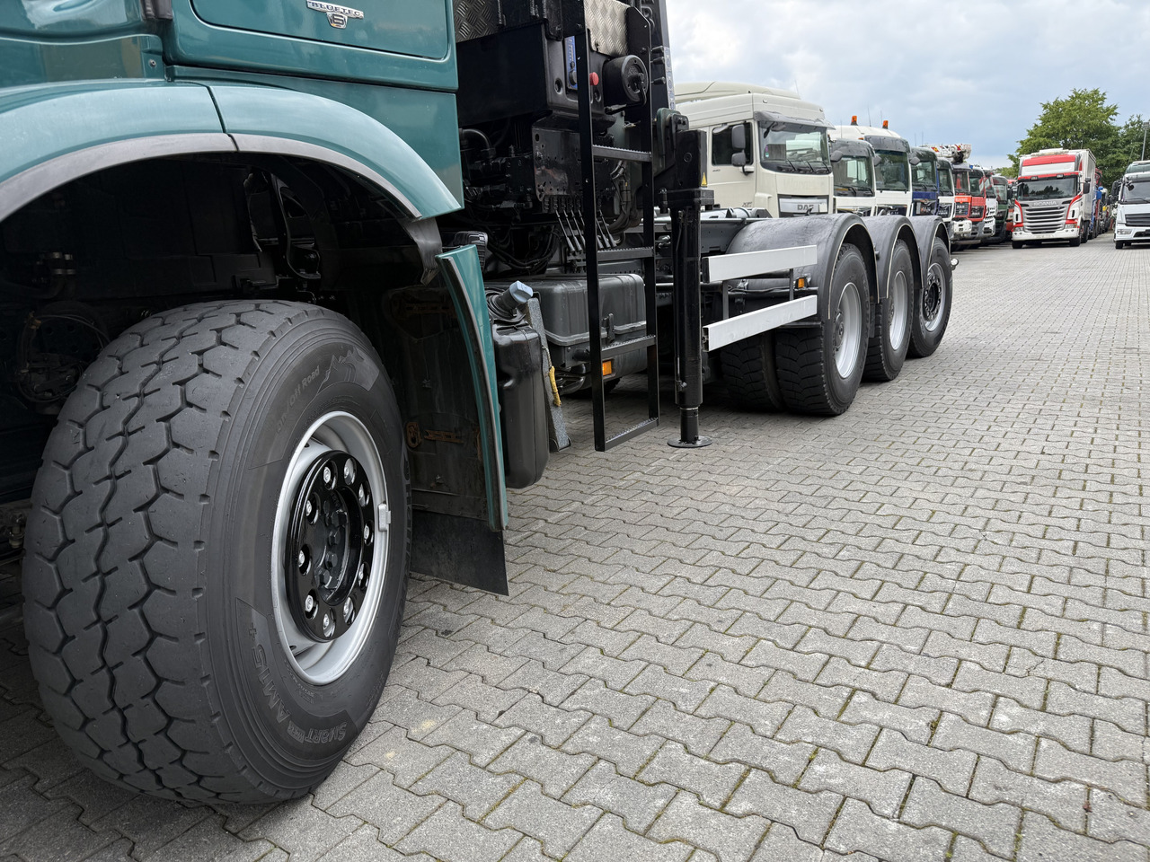 Мултилифт с кука камион, Камион с кран Mercedes-Benz Arocs 3251 8X4 Haken mit Kran HMF 2620 K5: снимка 14 Мултилифт с кука камион, Камион с кран Mercedes-Benz Arocs 3251 8X4 Haken mit Kran HMF 2620 K5: снимка 14