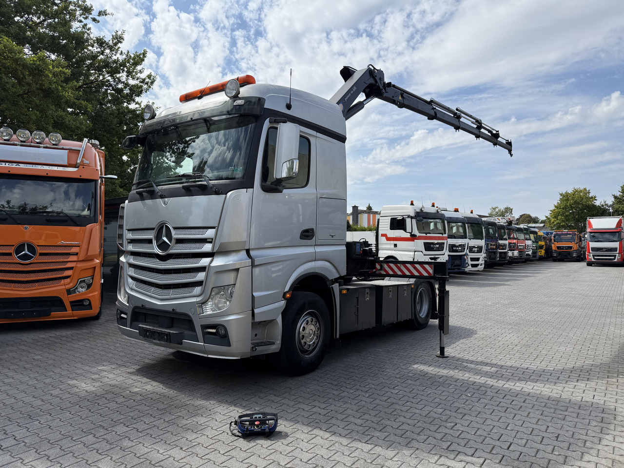 Mercedes-Benz Actros 1842LS Kran HMF 2020 bis 18 Meter - Влекач: снимка 1 Mercedes-Benz Actros 1842LS Kran HMF 2020 bis 18 Meter - Влекач: снимка 1