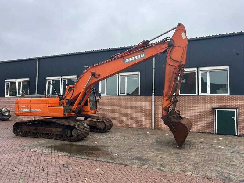 Doosan DX255LC - Верижен багер: снимка 4 Doosan DX255LC - Верижен багер: снимка 4