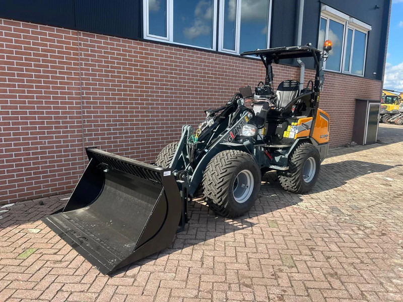 Giant G2700 - Мини верижен товарач: снимка 1 Giant G2700 - Мини верижен товарач: снимка 1