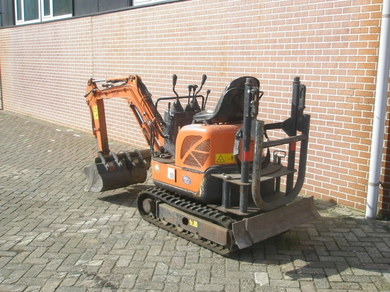 Hitachi ZX10U-2 - Мини багер: снимка 3 Hitachi ZX10U-2 - Мини багер: снимка 3