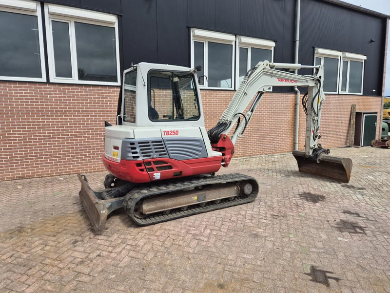 Takeuchi TB250 - Мини багер: снимка 3 Takeuchi TB250 - Мини багер: снимка 3