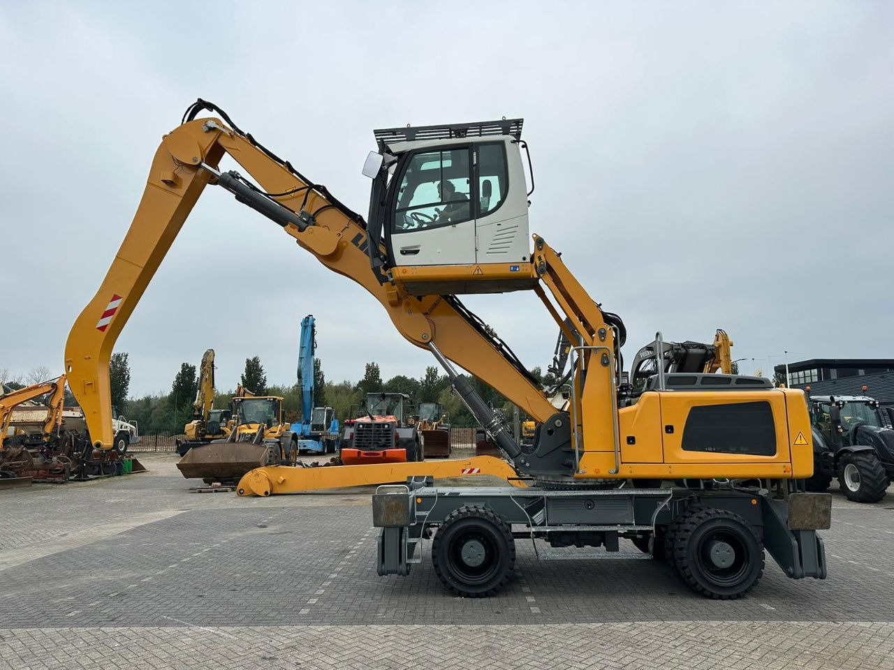 Liebherr LH 30 M - Багер за манипулиране на материали: снимка 1 Liebherr LH 30 M - Багер за манипулиране на материали: снимка 1