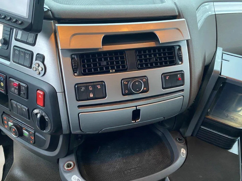 Мултилифт с кука камион DAF XF106-530 8X2 / AJK HOOKLIFT 25000KG / 9 TON FRONT AXLE / NAVI / ONLY:612482 KM / SSC / AUTOMATIC / EURO-6 / 2019: снимка 19 Мултилифт с кука камион DAF XF106-530 8X2 / AJK HOOKLIFT 25000KG / 9 TON FRONT AXLE / NAVI / ONLY:612482 KM / SSC / AUTOMATIC / EURO-6 / 2019: снимка 19