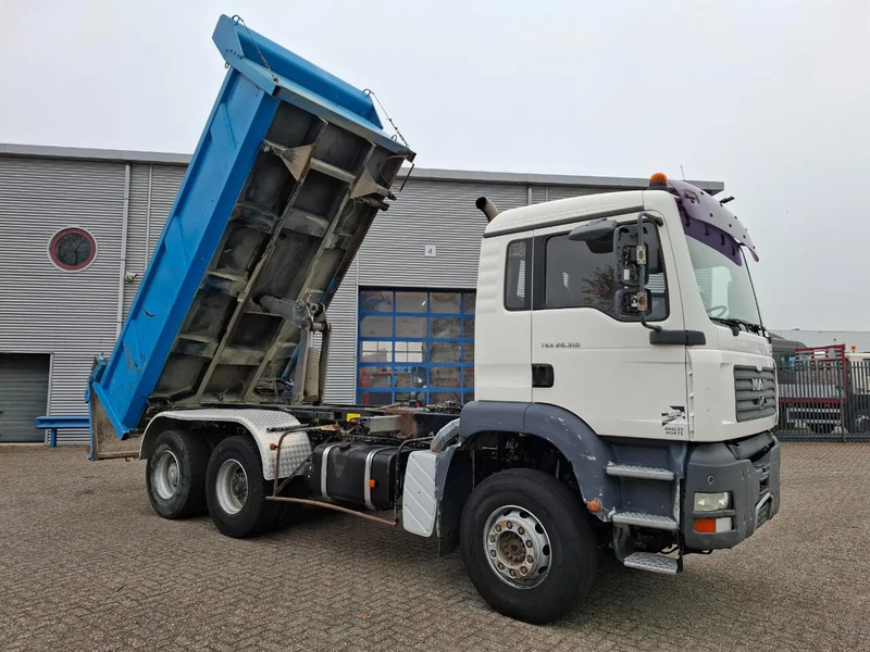 MAN TGA 26.310 / 6X4 / 2XBIG AXLE / 2SIDE TIPPER / ONLY:545423 KM / TUV:06-05-2026 / FULL-STEEL / AIRCO / MANUAL / EURO-4 / 2005 - Самосвал камион: снимка 5 MAN TGA 26.310 / 6X4 / 2XBIG AXLE / 2SIDE TIPPER / ONLY:545423 KM / TUV:06-05-2026 / FULL-STEEL / AIRCO / MANUAL / EURO-4 / 2005 - Самосвал камион: снимка 5