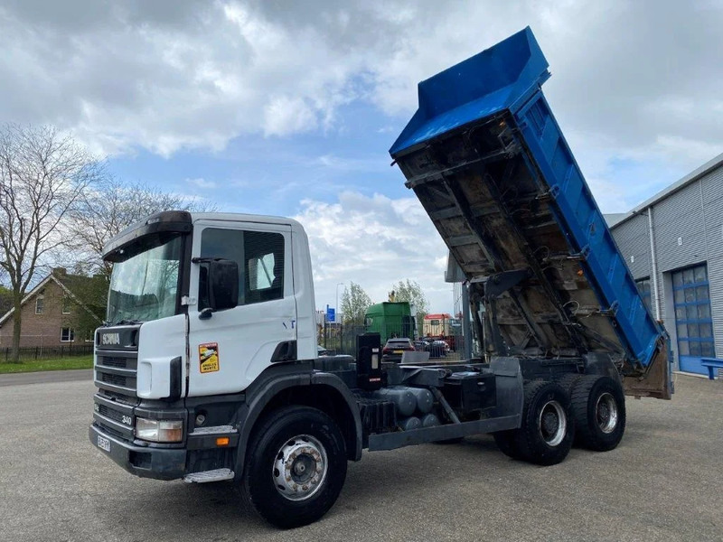 Scania 114-340 / 6X4 / 2 SIDE TIPPER / BIG AXLE / FULL-STEEL / DRUM BRAKES / MANUAL / 1999 - Самосвал камион: снимка 2 Scania 114-340 / 6X4 / 2 SIDE TIPPER / BIG AXLE / FULL-STEEL / DRUM BRAKES / MANUAL / 1999 - Самосвал камион: снимка 2