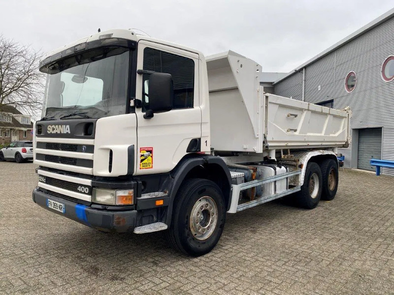Scania 124-400 / 6X4 / RETARDER / BIG AXLE / FULL STEEL / 2SIDE TIPPER / OLD TACHO / AIRCO / MANUAL / EURO-2 / 2000 - Самосвал камион: снимка 1 Scania 124-400 / 6X4 / RETARDER / BIG AXLE / FULL STEEL / 2SIDE TIPPER / OLD TACHO / AIRCO / MANUAL / EURO-2 / 2000 - Самосвал камион: снимка 1