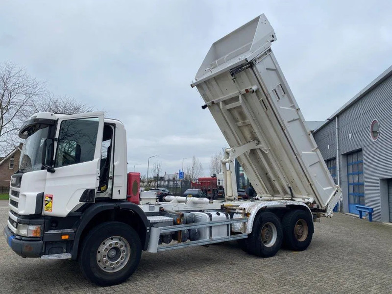 Scania 124-400 / 6X4 / RETARDER / BIG AXLE / FULL STEEL / 2SIDE TIPPER / OLD TACHO / AIRCO / MANUAL / EURO-2 / 2000 - Самосвал камион: снимка 2 Scania 124-400 / 6X4 / RETARDER / BIG AXLE / FULL STEEL / 2SIDE TIPPER / OLD TACHO / AIRCO / MANUAL / EURO-2 / 2000 - Самосвал камион: снимка 2