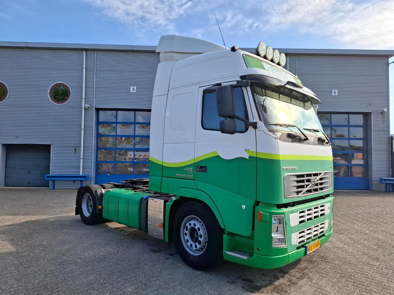 Volvo FH13-440 / NL TRUCK / AIRCO / WEBASTO PARKHEAT / AUTOMATIC / EURO-5 / 2007 - Влекач: снимка 2 Volvo FH13-440 / NL TRUCK / AIRCO / WEBASTO PARKHEAT / AUTOMATIC / EURO-5 / 2007 - Влекач: снимка 2
