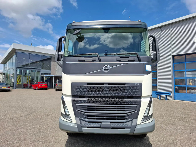 Volvo FH4-500 / 6X4 / RETARDER / HYDRAULICS / ONLY:46190 KM / 2XBIG AXLE / VEB+ / ACC / LWDS / TOP CONDITION / AUTOMATIC / EURO-6 / 20 - Влекач: снимка 5 Volvo FH4-500 / 6X4 / RETARDER / HYDRAULICS / ONLY:46190 KM / 2XBIG AXLE / VEB+ / ACC / LWDS / TOP CONDITION / AUTOMATIC / EURO-6 / 20 - Влекач: снимка 5