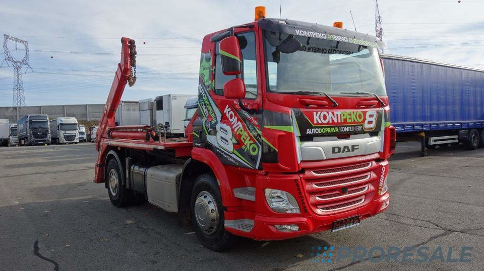 DAF CF 370 FA Day Cab EURO 6 řetězový nosič kontejnerů AK12 - Мултилифт за контейнери камион: снимка 1 DAF CF 370 FA Day Cab EURO 6 řetězový nosič kontejnerů AK12 - Мултилифт за контейнери камион: снимка 1