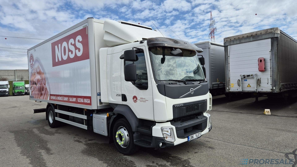 VOLVO FL 250 BB EURO 6 - mrazírna + CARRIER XARIOS 600 EL MAXI - Рефрижератор камион: снимка 1 VOLVO FL 250 BB EURO 6 - mrazírna + CARRIER XARIOS 600 EL MAXI - Рефрижератор камион: снимка 1