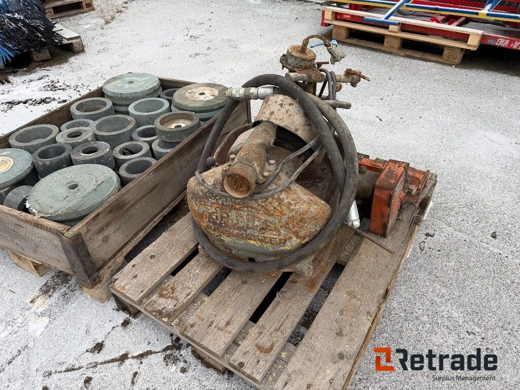 2 Slipmaskiner för mejselstål till bergborrmaskin - Строително оборудване: снимка 2 2 Slipmaskiner för mejselstål till bergborrmaskin - Строително оборудване: снимка 2