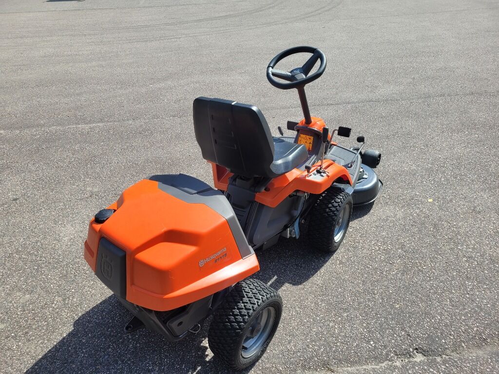 Åkgräsklippare Husqvarna Rider R111B - Градинска техника: снимка 4 Åkgräsklippare Husqvarna Rider R111B - Градинска техника: снимка 4
