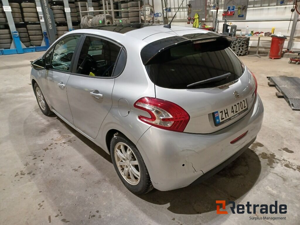 Bil Peugeot 208 Automat - Лек автомобил: снимка 3 Bil Peugeot 208 Automat - Лек автомобил: снимка 3