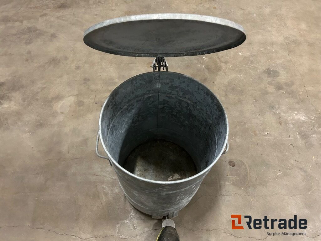 Soptunna Avfallstunna i plåt med lock - Инструмент/ Оборудване: снимка 4 Soptunna Avfallstunna i plåt med lock - Инструмент/ Оборудване: снимка 4