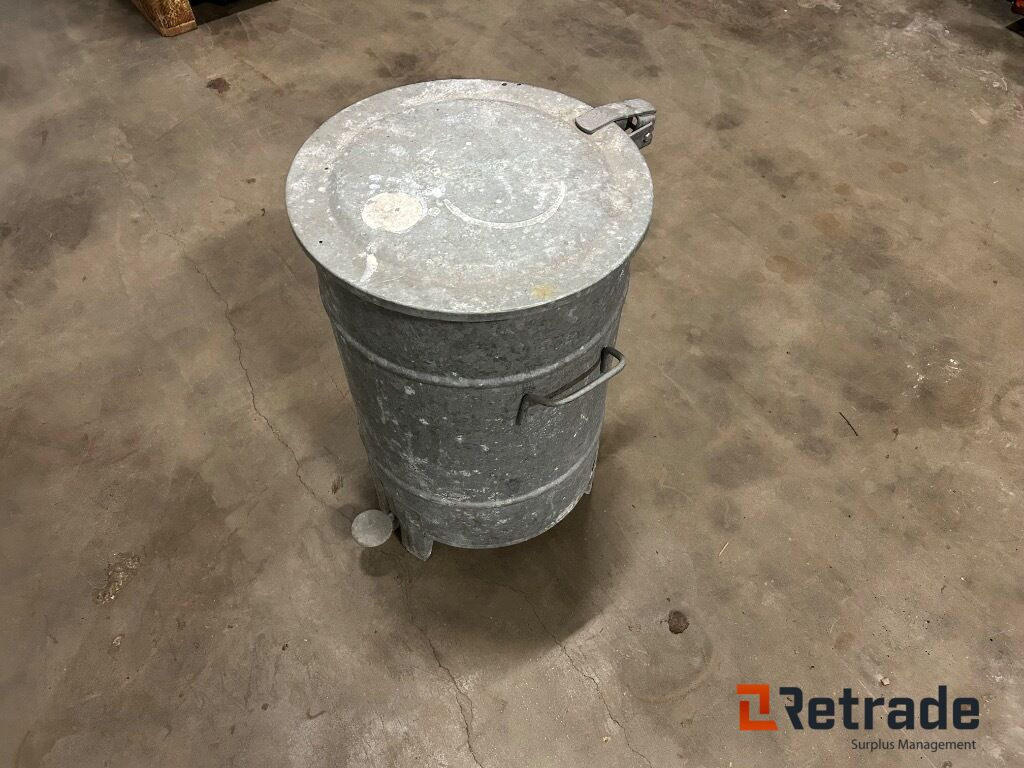 Soptunna Avfallstunna i plåt med lock - Инструмент/ Оборудване: снимка 1 Soptunna Avfallstunna i plåt med lock - Инструмент/ Оборудване: снимка 1