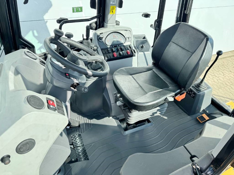 Cat 424 4WD - Hammer Lines / Airco / Side Shift - Багер-товарач: снимка 5 Cat 424 4WD - Hammer Lines / Airco / Side Shift - Багер-товарач: снимка 5