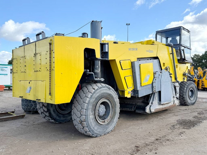 Wirtgen WR2500SK - Dutch Machine / Extra Miller and Tires - Техника за слагане на асфалт: снимка 4 Wirtgen WR2500SK - Dutch Machine / Extra Miller and Tires - Техника за слагане на асфалт: снимка 4