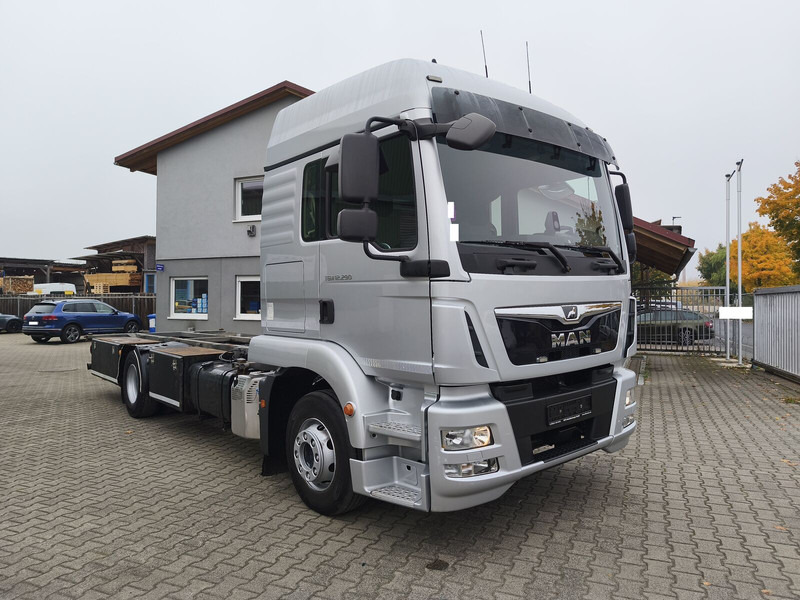 MAN TGM 12.290 BDF Euro 6 4x2 AHK (36) - Шаси кабина: снимка 2 MAN TGM 12.290 BDF Euro 6 4x2 AHK (36) - Шаси кабина: снимка 2