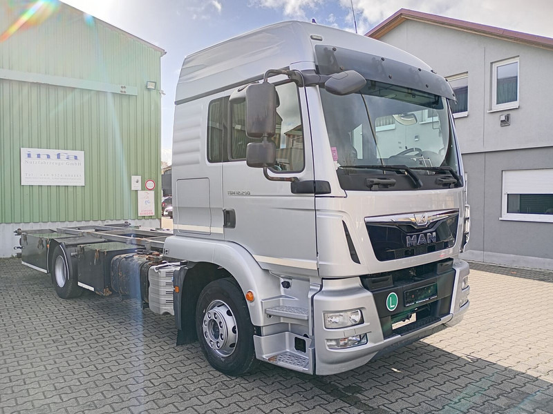 MAN TGM 12.290 BDF Euro 6 4x2 AHK (37) - Шаси кабина: снимка 2 MAN TGM 12.290 BDF Euro 6 4x2 AHK (37) - Шаси кабина: снимка 2