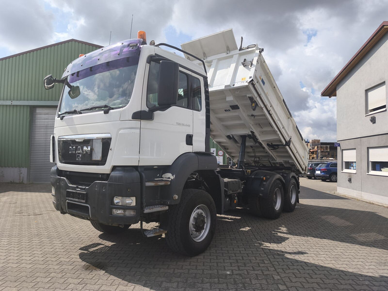 MAN TGS 26.400 6x6 GL Meiller Dreiseitenkipper Bordmatik Plane Euro - Самосвал камион: снимка 2 MAN TGS 26.400 6x6 GL Meiller Dreiseitenkipper Bordmatik Plane Euro - Самосвал камион: снимка 2