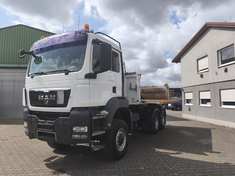 MAN TGS 26.400 6x6 GL Meiller Dreiseitenkipper Bordmatik Plane Euro - Самосвал камион: снимка 1 MAN TGS 26.400 6x6 GL Meiller Dreiseitenkipper Bordmatik Plane Euro - Самосвал камион: снимка 1
