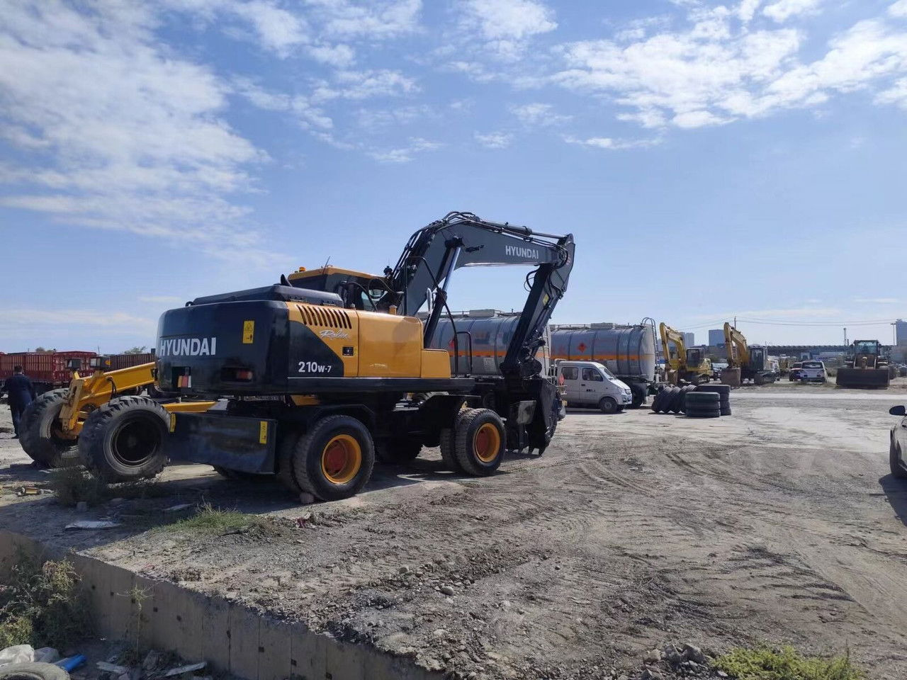 Hyundai R210-7 - Колесен багер: снимка 4 Hyundai R210-7 - Колесен багер: снимка 4
