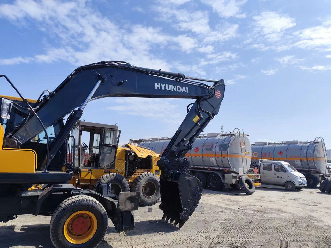 Hyundai R210-7 - Колесен багер: снимка 2 Hyundai R210-7 - Колесен багер: снимка 2