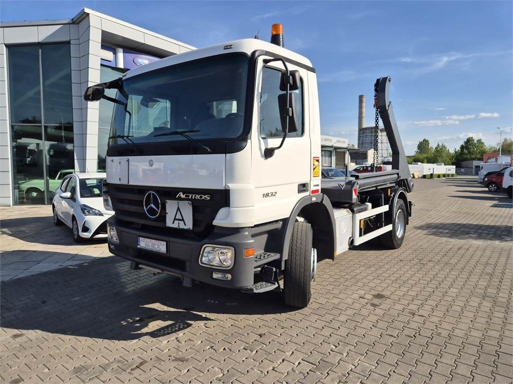 Mercedes-Benz Actros 1832 / FORNAL 180 / 1 OWNER / SERVICED! - Мултилифт за контейнери камион: снимка 2 Mercedes-Benz Actros 1832 / FORNAL 180 / 1 OWNER / SERVICED! - Мултилифт за контейнери камион: снимка 2