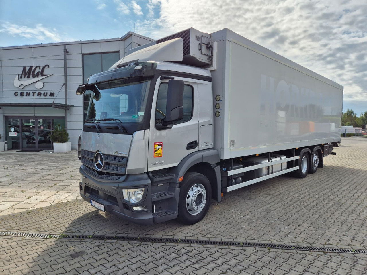 Mercedes-Benz Antos 2532 L 6X2 / Frigoblock / 1 Owner / 6X2 / Euro 6 / TOP - Рефрижератор камион: снимка 2 Mercedes-Benz Antos 2532 L 6X2 / Frigoblock / 1 Owner / 6X2 / Euro 6 / TOP - Рефрижератор камион: снимка 2