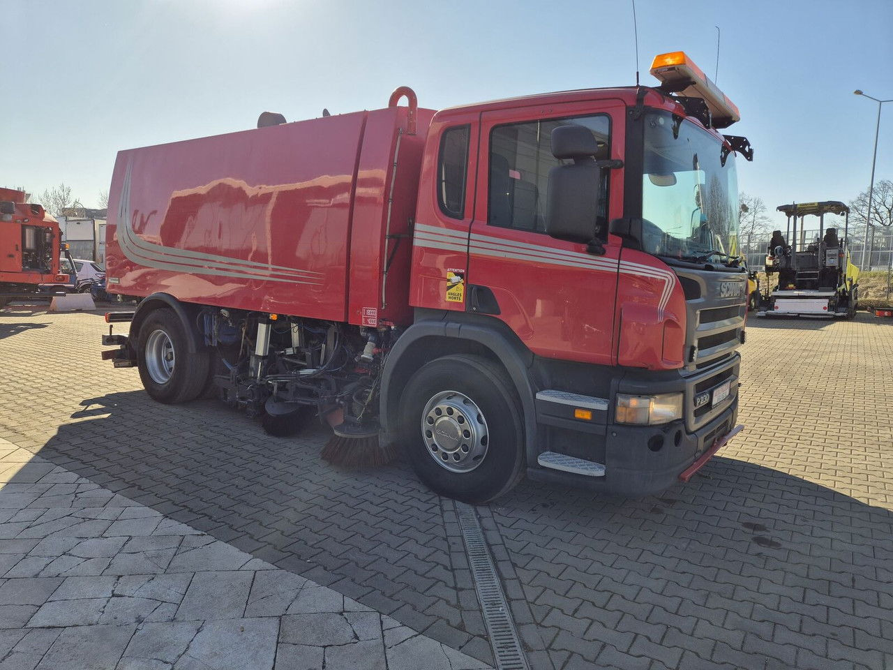 Scania P230 4X2 / Sweeper / Johnston VX800 / Sprayer / LOW Mileage / - Мотометачна машина: снимка 5 Scania P230 4X2 / Sweeper / Johnston VX800 / Sprayer / LOW Mileage / - Мотометачна машина: снимка 5