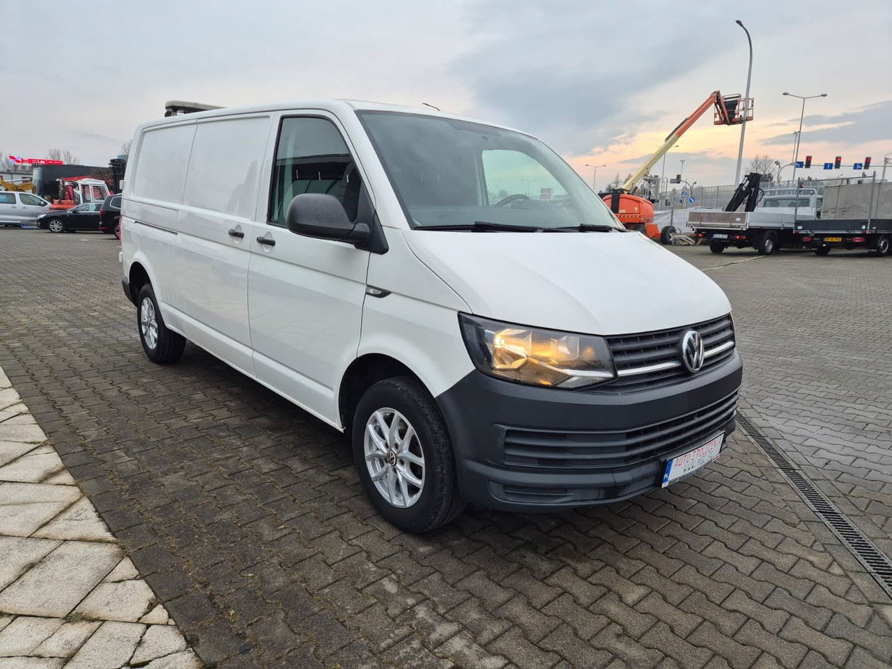 Volkswagen Transporter T6 2.0 TDi DSG / 1 Owner / Long / Serviced - Малък ван: снимка 4 Volkswagen Transporter T6 2.0 TDi DSG / 1 Owner / Long / Serviced - Малък ван: снимка 4