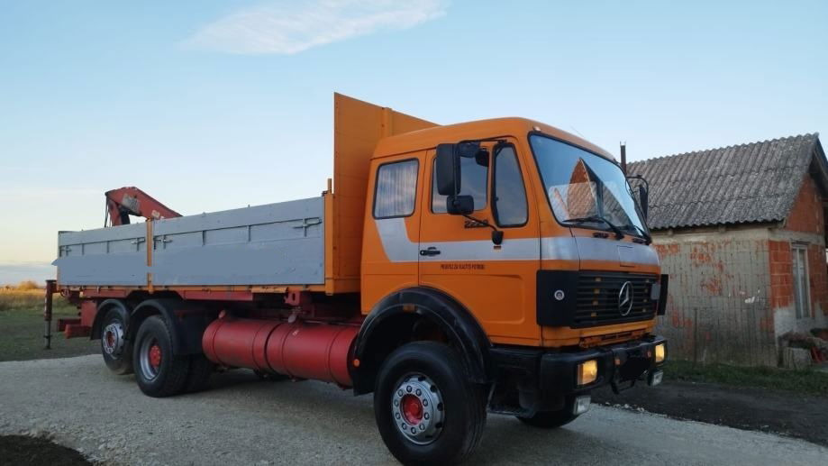 Mercedes-Benz 2228 6x2 stake body - crane - Камион с брезент: снимка 2 Mercedes-Benz 2228 6x2 stake body - crane - Камион с брезент: снимка 2