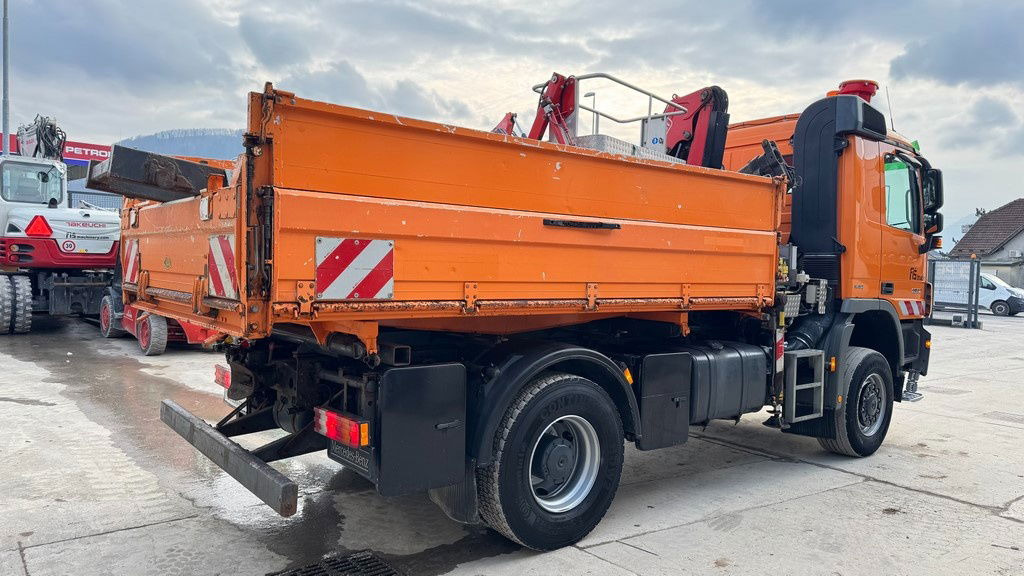 Mercedes-Benz Actros 1832 AK tipper 4x4 - crane Fassi 9.2M - remote control - Самосвал камион: снимка 5 Mercedes-Benz Actros 1832 AK tipper 4x4 - crane Fassi 9.2M - remote control - Самосвал камион: снимка 5