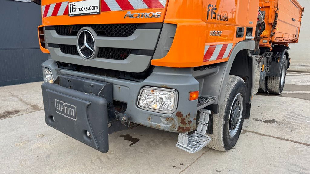 Mercedes-Benz Actros 1832 AK tipper 4x4 - crane Fassi 9.2M - remote control - Самосвал камион: снимка 2 Mercedes-Benz Actros 1832 AK tipper 4x4 - crane Fassi 9.2M - remote control - Самосвал камион: снимка 2