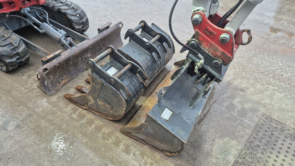 Takeuchi TB225 - 2021 Year - 1365 Hours - 3X Buckets - Мини багер: снимка 5 Takeuchi TB225 - 2021 Year - 1365 Hours - 3X Buckets - Мини багер: снимка 5