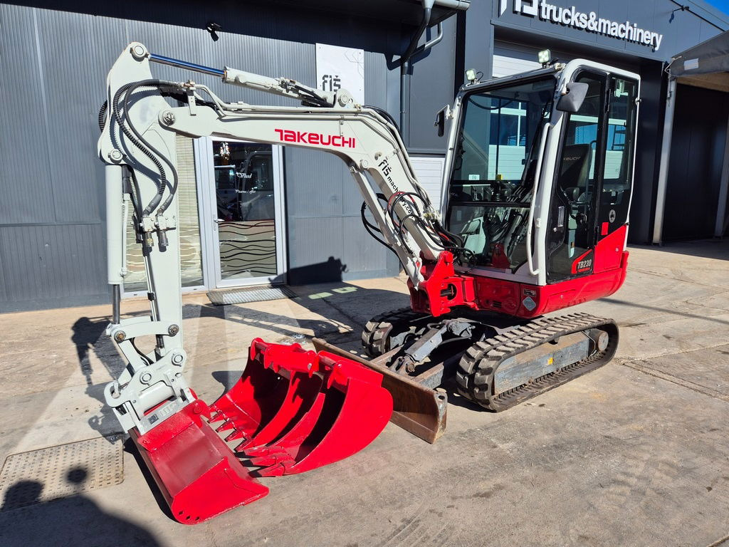 Takeuchi TB230 - Powertilt - 3X Buckets - 2017 Year - TOP Condition - Мини багер: снимка 1 Takeuchi TB230 - Powertilt - 3X Buckets - 2017 Year - TOP Condition - Мини багер: снимка 1