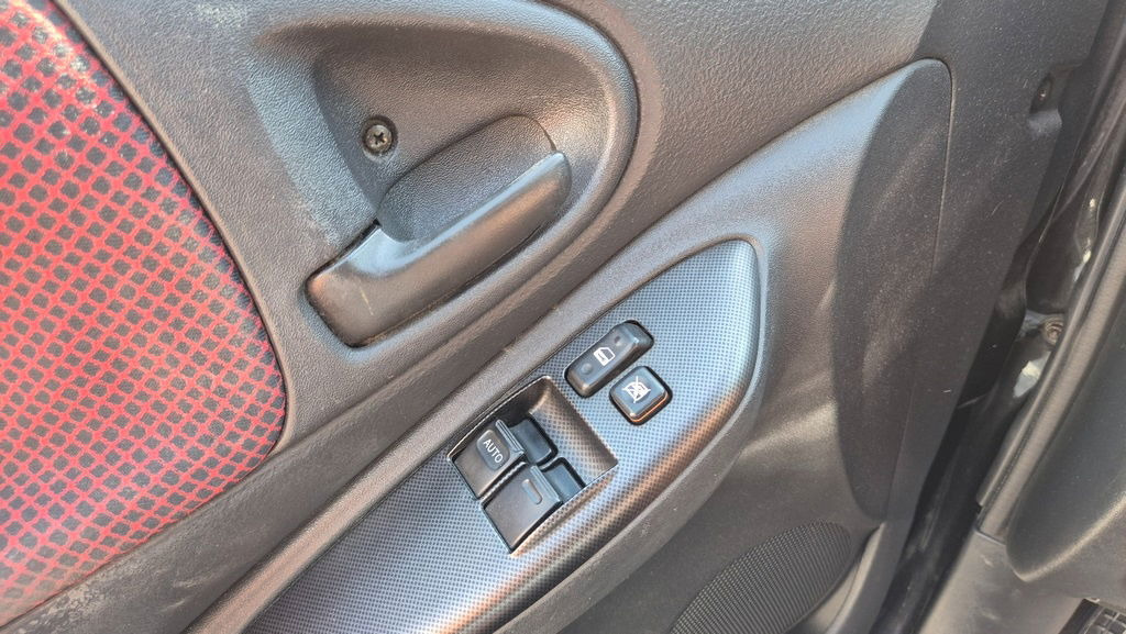 Хечбек Toyota Yaris 1.3 - Petrol - 5 Doors - AC: снимка 16