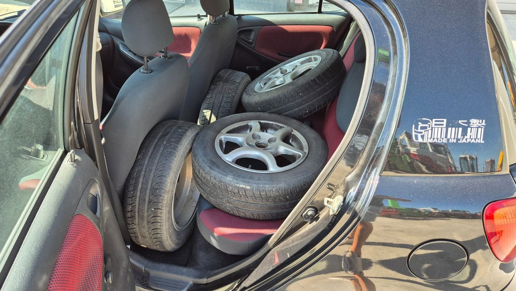 Хечбек Toyota Yaris 1.3 - Petrol - 5 Doors - AC: снимка 17
