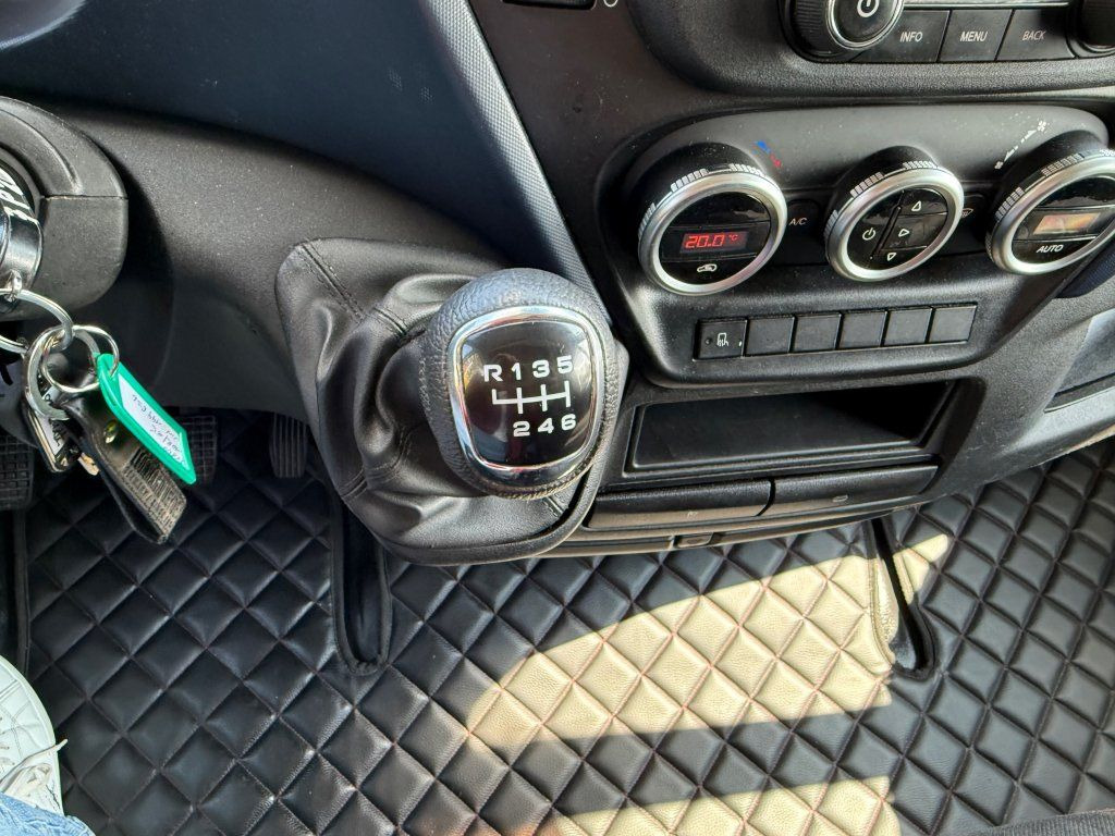 Брезентов бус Iveco 35S18 Daily: снимка 14