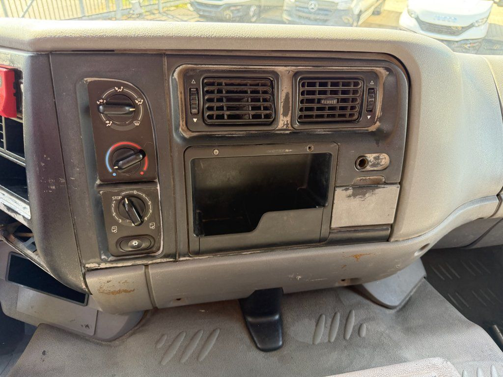 Лизинг на  Renault Kerax 420 S3 8x4 EURO 3 Renault Kerax 420 S3 8x4 EURO 3: снимка 19
