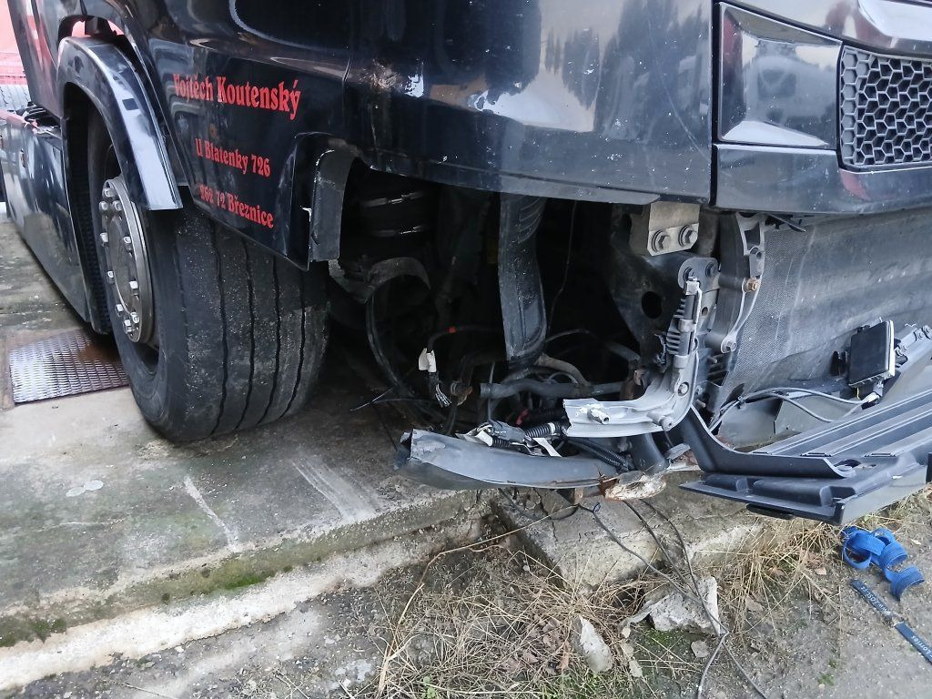 Scania R450 MEGA/lowdeck Unfall / damage - Влекач: снимка 4 Scania R450 MEGA/lowdeck Unfall / damage - Влекач: снимка 4