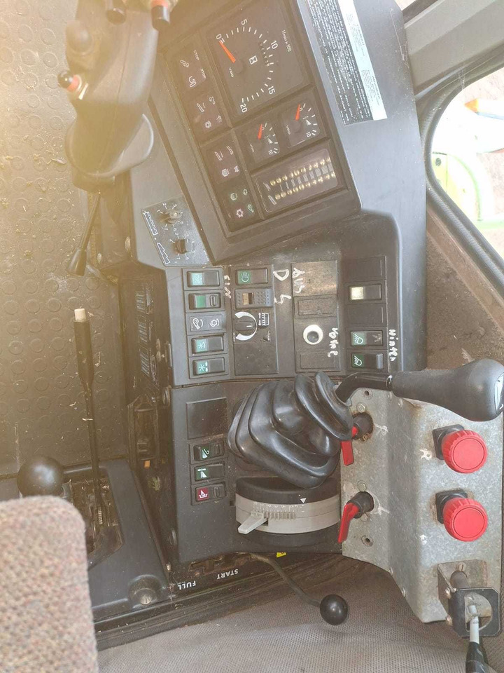 Claas dominator 118 sl Maxi - Зърнокомбайн: снимка 2 Claas dominator 118 sl Maxi - Зърнокомбайн: снимка 2