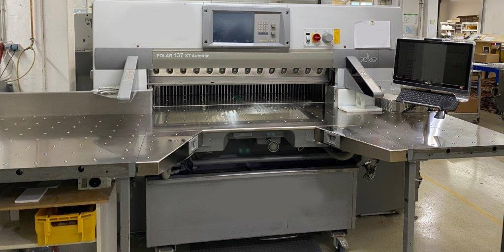 Large sized cutting system Polar 137 XT-AT with stacking lifter, automatic vibrator, scale and optional unloader - Машина за рязане на хартия: снимка 2 Large sized cutting system Polar 137 XT-AT with stacking lifter, automatic vibrator, scale and optional unloader - Машина за рязане на хартия: снимка 2
